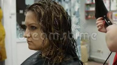 在美容院留长发的女人去吹吹风